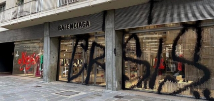 Уличный художник Kidult разрисовал фасад парижского бутика Balenciaga