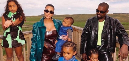 Ким Кардашьян поделилась новыми семейными снимками в честь Дня отца в США