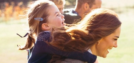 Кейт Миддлтон показала новый снимок с принцессой Шарлоттой в честь британского Дня матери