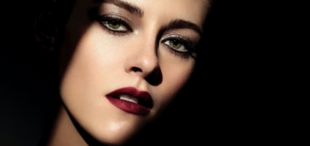 Кристен Стюарт примеряет образ героини нуара в новой бьюти-кампании Chanel