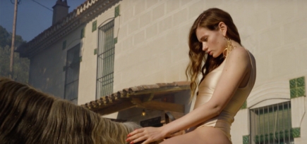 Луна танцует и ездит верхом в клипе на песню «Лунные гипнозы»