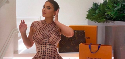 Кайли Дженнер разыгрывает сумки Louis Vuitton ради благотворительности
