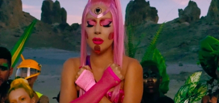 Леди Гага танцует в розовом купальнике в клипе на песню «Stupid Love»
