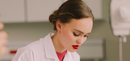 Лили-Роуз Депп прорекламировала новую помаду Chanel в образе лаборантки