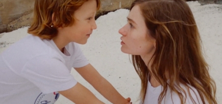 Луна гуляет по пляжу с сыном в клипе на песню «Чистый сон»