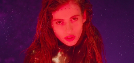 Луна выпустила еще один клип на песню «Золотые лепестки»