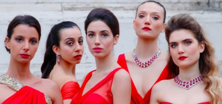 Украшения Bvlgari появились в сериале об итальянской моде 70-х