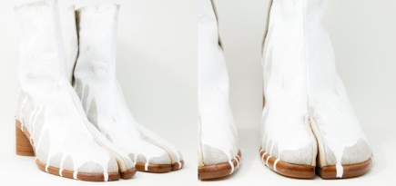 Maison Margiela выпустил новые ботильоны-таби, залитые краской