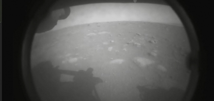 Космический аппарат NASA совершил посадку на Марс и сделал там первые снимки