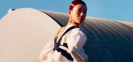 Модели позируют на фоне ангаров и поездов в новой кампании Alexander McQueen