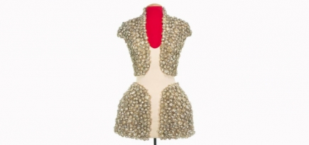 Архивные вещи Alexander McQueen продадут на онлайн-аукционе