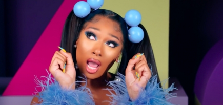 Megan Thee Stallion изображает ожившую куклу в клипе на трек «Crybaby»