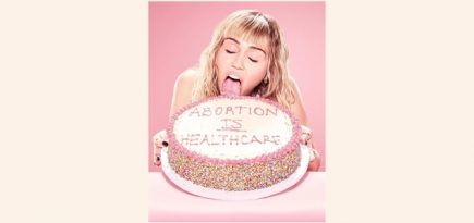 Майли Сайрус и Марк Джейкобс выпустили худи в защиту репродуктивных прав