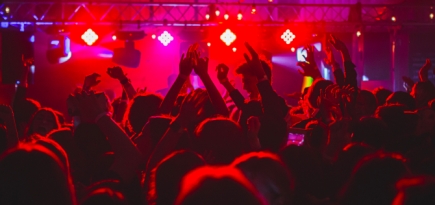 С 19 октября в московские ночные клубы можно будет попасть только по QR-кодам и СМС