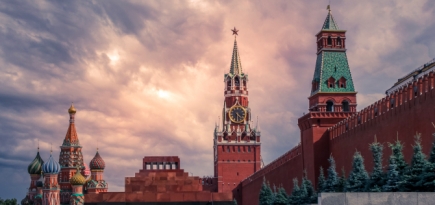 Forbes: власти Москвы обсуждают введение локдауна для граждан без прививки от COVID-19