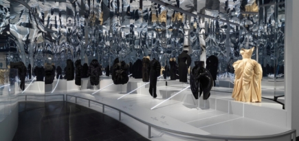 Метрополитен-музей показал снимки с выставки о моде и времени