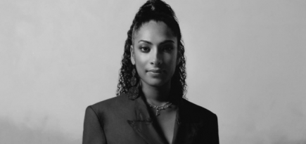 Дизайнер Прия Алувалия получила от Елизаветы II награду за достижения в британской моде