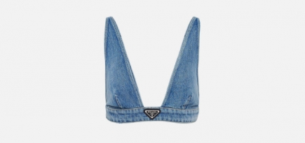 Prada выпустил вязаные сумки и топы-бра из денима для летнего отдыха