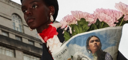 Prada поместил кадры из новой рекламной кампании на обертку для цветов