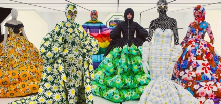 Ричард Куинн сделал коллекцию кутюрных пуховиков для Moncler