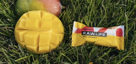 R.A.W. LIFE выпустил лимитированный батончик с манго и земляникой
