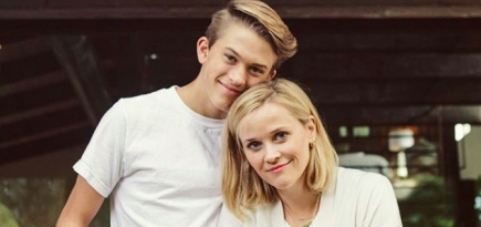 Риз Уизерспун станцевала для TikTok под первый сингл своего сына