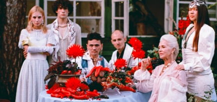 Цветочный магазин «Собран в саду» выпустил дачное видео о ценности живого общения