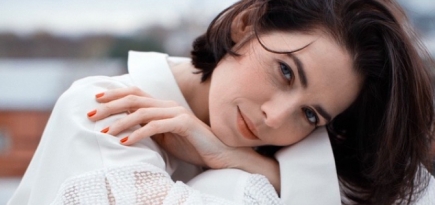 Юлия Снигирь, Ксения Раппопорт и другие актрисы примерили одно и то же платье в поддержу фонда «Дом с маяком»