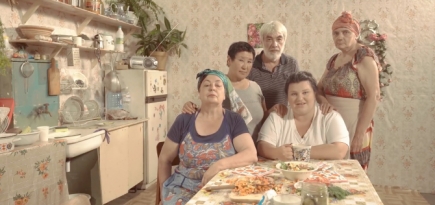 Alyona Alyona выпустила клип «Мамин суп» в стиле «Твин Пикс»