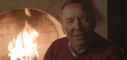 Кевин Спейси призвал «убивать добротой» недоброжелателей в рождественском видео