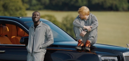 Stormzy и Эд Ширан катаются по полю на автомобиле в видео на песню «Take Me Back to London»