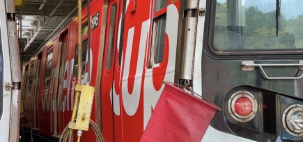 В нью-йоркском метро появился брендированный поезд Supreme