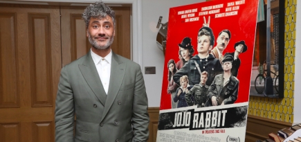 «Дают \"Грэмми\" кому угодно»: Тайка Вайтити отреагировал на награду за музыку к «Кролику Джоджо»