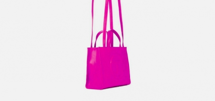 Бренд Telfar выпустил сумки-шоперы ярко-розового цвета