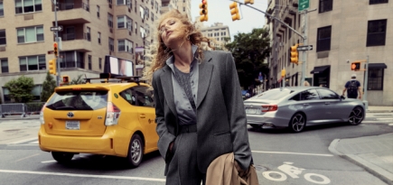 Ракель Циммерман гуляет по Нью-Йорку в новой кампании Totême