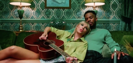 Тейлор Свифт празднует Рождество и плавает в аквариуме в видео на песню «Lover»