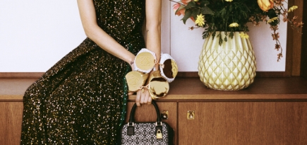 В ЦУМе появилась сумка-браслет Loewe