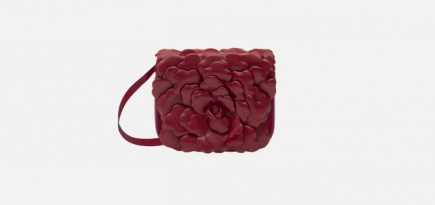 Valentino выпустил сумки, вдохновленные цветущими розами