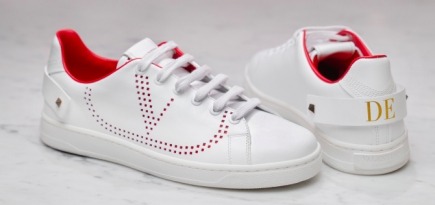 В ЦУМе появилась услуга персонализации кроссовок Valentino