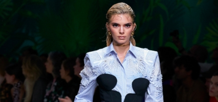 Versace переносит показ круизной коллекции из-за коронавируса