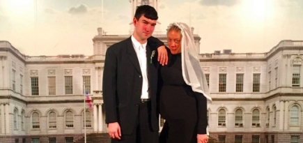 Хлоя Севиньи поделилась снимком со своей тайной свадьбы, состоявшейся год назад