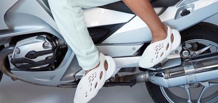 Пользователи соцсетей сравнили новые кроссовки Yeezy с кроксами