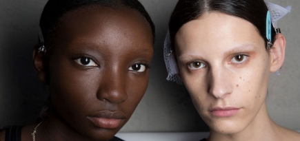 Как повторить макияж с обесцвеченными бровями с показа Prada