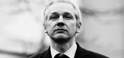 Создатель WikiLeaks примет участие в показе сына Вивьен Вествуд