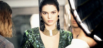 Кендалл Дженнер танцует в метро в видеокампании Balmain x H&M