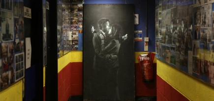 Новое граффити Бэнкси Mobile Lovers будет выставлено в Бристоле