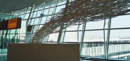 Скульптура Димитара Луканова в терминале аэропорта Кеннеди