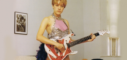 Хлое Севиньи выпускает книгу