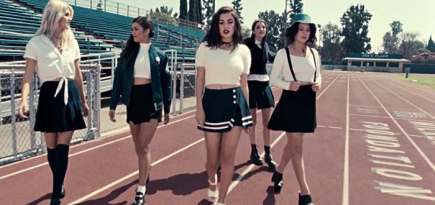 Роуз МакГоун в новом клипе Charli XCX