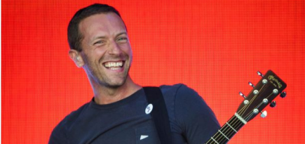 Крис Мартин из Coldplay никогда не слушает свои песни, потому что он «не может этого вынести»
